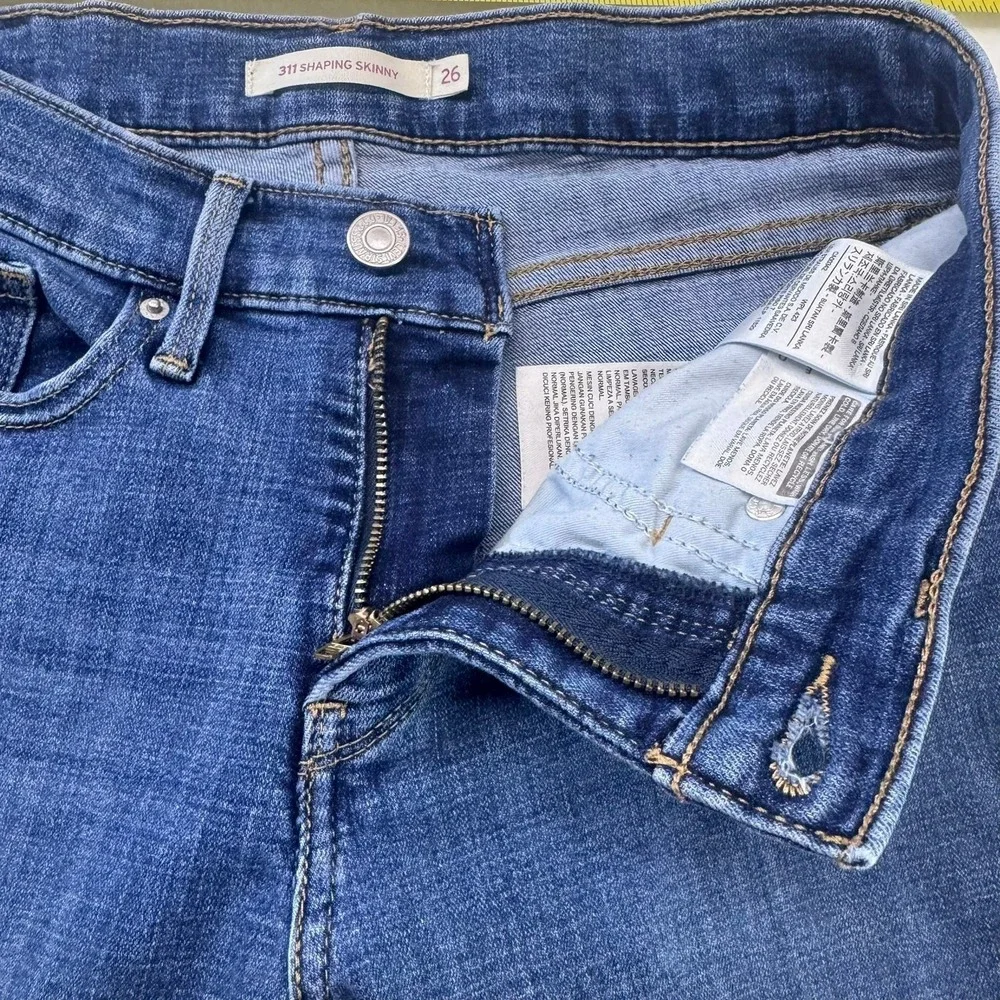 Levi's Women's 311 Shaping Skinny Medium Wash Blue Denim‎ Jeans Size 26x30 - Picture 3 of 8